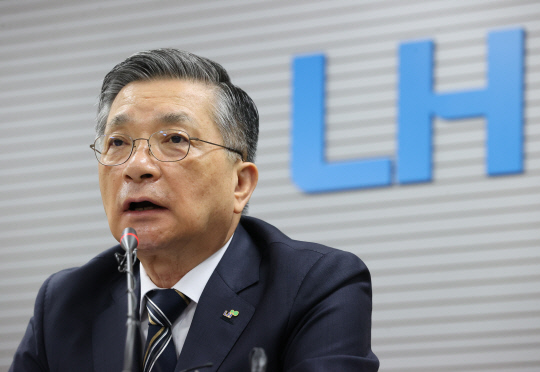 11일 오전 서울 강남구 한국토지주택공사(LH) 서울지역본부에서 열린 무량판 구조가 적용된 아파트 전수조사 관련 기자회견에서 이한준 사장이 발언하고 있다.   연합뉴스